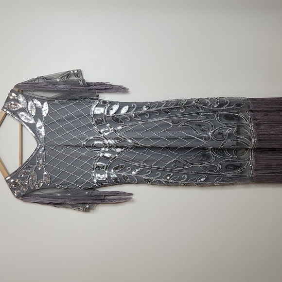 Elegant Silver Flapper Dress - Picture 5 of 8